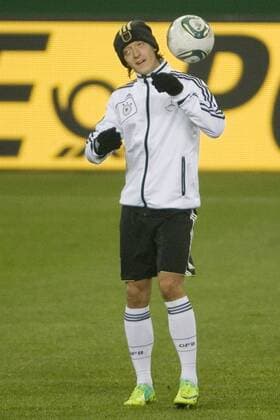Deutschland,Hamburg, Imtech Arena, Fussball,Deutsche Nationalmannschaft, Training vor dem Spiel gegen die Niederlande, Mesut Özil(GER)