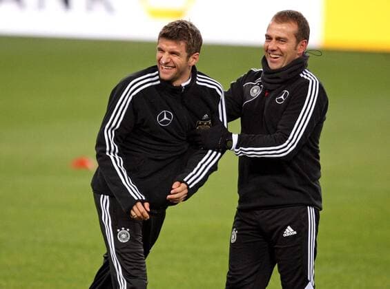 14.11.2011, Fussball, Training der deutschen Nationalmannschaft in der Imtech-Arena Hamburg. v.l. Thomas Müller (Deutschland) , Co-Trainer Hans-Dieter Flick (Deutschland) o00 Hansi