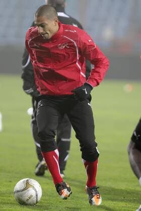Goekhan INLER mit Ball beim Aufwaermen Training Nationalmannschaft Schweiz Freundschaftslaenderspiel, Herren, Maenner, Saison 2011-2012, 14.11.2011, Luxemburg - Schweiz