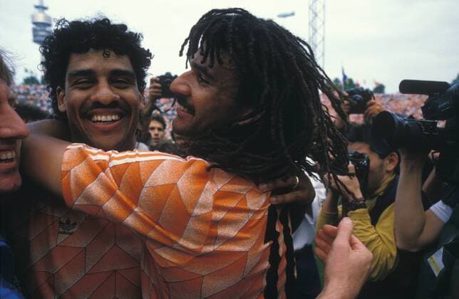 Fußball, EM Finale 1988 in München, Niederlande - Sowjetunion 2:0 FUSSBALL EUROPAMEISTERSCHAFT 1988, FINALE in MÜNCHEN - Die Niederlande ist Europameister - Ruud Gullit (re.) und Frank Rijkaard jubeln o0 Sieg Jubel Freude
