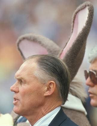Fußball, EM Finale 1988 in München, Niederlande - Sowjetunion 2:0 FUSSBALL EUROPAMEISTERSCHAFT 1988, FINALE in München - Nationaltrainer Rinus Michels (Niederlande) kommt den Ohren von Maskottchen Bernie verdächtig nahe o0 Objekte kurios Komik Ohr