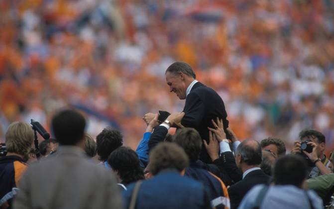 FUSSBALL EUROPAMEISTERSCHAFT 1988, FINALE in München - Die NIEDERLANDE ist Europameister - Nationaltrainer Rinus Michels wird gefeiert o0 Jubel Freude Sieg
