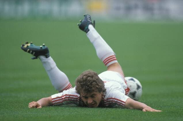 Fußball, EM Finale 1988 in München, Niederlande - Sowjetunion 2:0 FUSSBALL EUROPAMEISTERSCHAFT 1988, FINALE in München - Aleksandr Zavarov (UDSSR) mit einer Bauchlandung o0 Aktion Einzelbild Freisteller kurios Körperhaltung