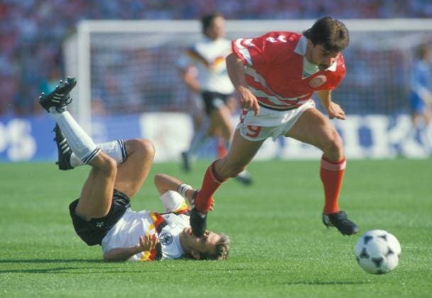 FUSSBALL EUROPAMEISTERSCHAFT 1988 in Gelsenkirchen - DEUTSCHLAND-DÄNEMARK 2:0 - Jan Heintze (Dänemark, re.) gegen Pierre Littbarski