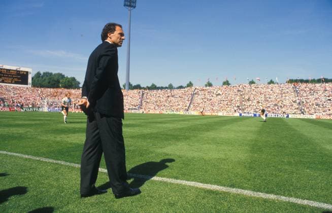 FUSSBALL EUROPAMEISTERSCHAFT 1988 in Gelsenkirchen - Teamchef Franz Beckenbauer (Deutschland) o0 Trainer, Nationaltrainer Aktion Einzelbild Freisteller