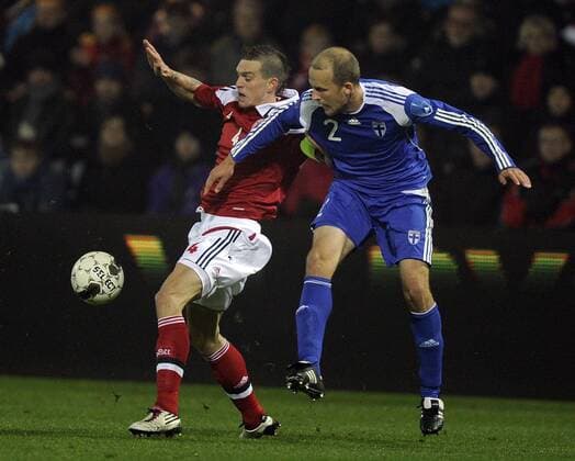 Dänemark vs Finnland, Daniel Agger (Dänemark), Petri Pasanen (Finnland) 
