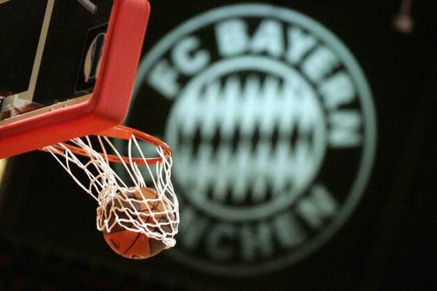 Basketball Euro Challenge FC Bayern Muenchen - AUDI Dome: Ball fliegt auf den Korb zu, im Hintergrund ist ein überdimensionales Bayern Logo zu sehen o0 Equipment Objekte Ball Nike Ausrüster Wirtschaft Netz Korbnetz Treffer Korberfolg Punkte