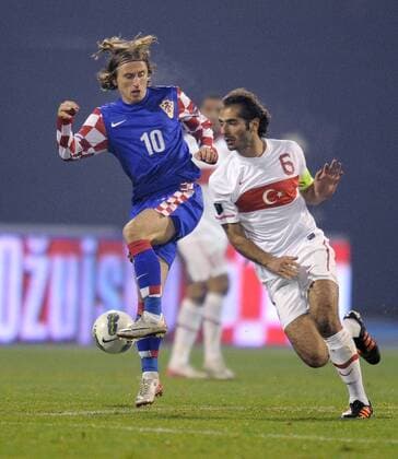 Fussball International, Nationalmannschaft EURO 2012 Play Off, Qualifikation, Kroatien - Türkei 15.11.2011 Luka Modric (li, Kroatien) gegen Hamit Altintop (Türkei) 