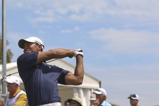 17 November 2011 : Tiger Woods tees off on the first hole during the 1st day Foursomes Matches at the Presidents Cup at the Royal Melbourne Golf Club in Melbourne, Australia. PGA Golf Herren NOV 17 Presidents Cup - Day 1 Foursomes matches Icon111117028 EDITORIAL USE ONLY
