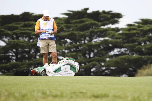 17 November 2011 : International caddy for Adam Scott & former Tiger Woods caddy, Steve Williams, reads his notes on the 2nd hole during the 1st day Foursomes Matches at the Presidents Cup at the Royal Melbourne Golf Club in Melbourne, Australia. PGA Golf Herren NOV 17 Presidents Cup - Day 1 Foursomes matches Icon111117030 EDITORIAL USE ONLY