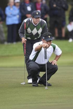 19 November 2011 : Adam Scott &K.J. Choi help eachother by trying to read the green during the third-round Foursome matches at the Presidents Cup at the Royal Melbourne Golf Club in Melbourne, Australia. PGA Golf Herren NOV 19 Presidents Cup - Day three-Foursome matches Icon11111700024 EDITORIAL USE ONLY