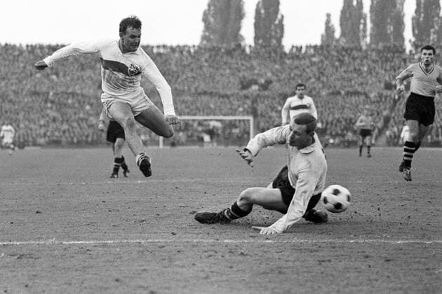 26.10.1963, Stuttgart - 1. Bundesliga 2011 2012 - VfB Stuttgart vs BVB Borussia Dortmund - Rolf Geiger erzielt ein Tor gegen Torwart Bernhard Wessel