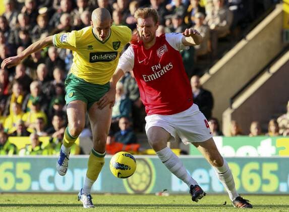 Football - Premier League - Norwich City vs. Arsenal FC at Carrow Road, Norwich - Steve Morison, Norwich gets in ahead of Per Mertesacker, Arsenal, to score the first goal of the game.  3428-3428
