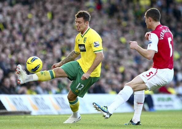 Football - Premier League - Norwich City vs. Arsenal FC at Carrow Road, Norwich - Anthony Pilkington, Norwich, in action against Thomas Vermaelen, Arsenal.  3428-3428