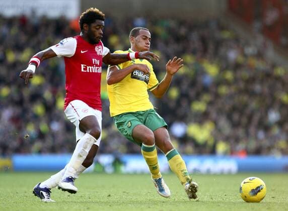 Football - Premier League - Norwich City vs. Arsenal FC at Carrow Road, Norwich - Alex Song, Arsenal, in action against Elliott Bennett, Norwich.  3428-3428