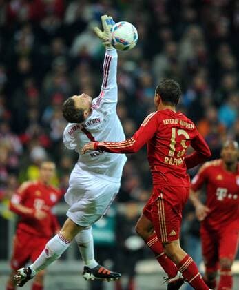 19. November 2011: München, Allianz Arena: Fussball 1. Bundesliga, 13. Spieltag: FC Bayern München - Borussia Dortmund: Münchens Torwart Manuel Neuer (l) fliegt am Ball vorbei, daneben Rafinha.