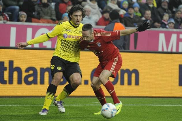 Franck RIBERY (Bayern München), Aktion, Zweikampf gegen Mats HUMMELS (Borussia Dortmund) . FC Bayern München-Borussia Dortmund. Fussball, Liga1, 1.Bundesliga, Saison2011 12, 2011 2012 , Spieltag13, am 19.11.2011.