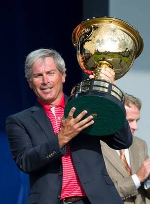 MELBOURNE, Nov. 20, 2011 -- Fred Couples, captain of the US team, holds up the President s Cup after the US sealed the win at the Royal Melbourne golf course in Melbourne, Nov. 20, 2011.  o0 Sieg Siegerehrung Objekte Pokal Trophäe