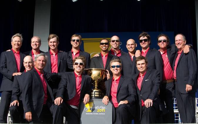 MELBOURNE, Nov. 20, 2011 - The US team pose with the President s Cup, back row L-R assistant capt. John Cook, Steve Stricker, Webb Simpson, Dustin Johnson, Tiger Woods, Matt Kuchar, Bill Haas, Bubba Watson, Phil Mickelson, ass.capt. Jay Haas, front row L-R Jim Furyk, captain Fred Couples, Hunter Mahan, David Toms, Nick Watney. PRESIDENT S CUP-US WIN o0 Sieg Siegerehrung Siegerfoto Objekte Pokal Trophäe