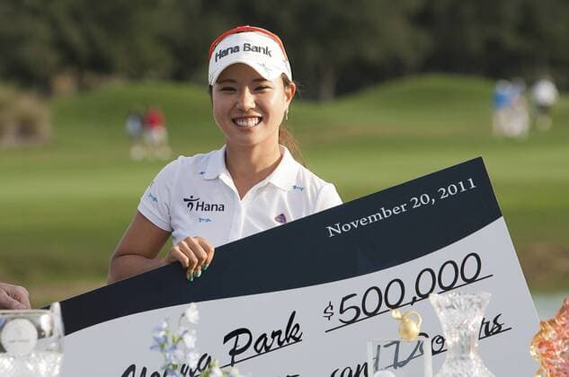 November 20, 2011: Hee-Young Park (South Korea) holds the winners pay on the 18th green to win the 2011the CME Group Titleholders held at The Grand Cypress Resort, Orlando, Fla. LPGA Golf Damen 2011: CME Group Titleholders - ZUMAcg2 o0 Siegerehrung Südkorea Scheck Preisgeld