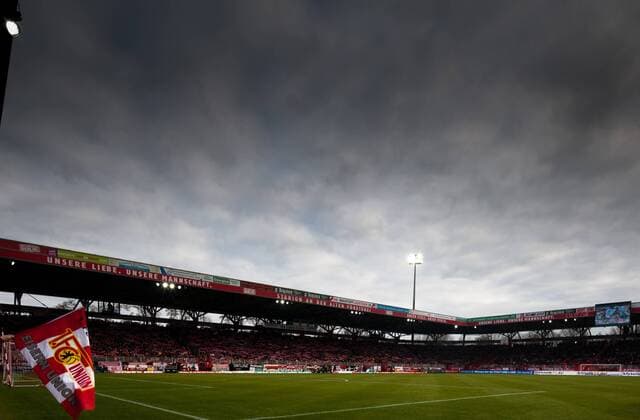 FUSSBALL: Deutschland, 2. Bundesliga, FC Union Berlin, Berlin, 19.11.2011 Stadion an der Alten Försterei o0 Alte Himmel dunkle Wolken Flutlicht