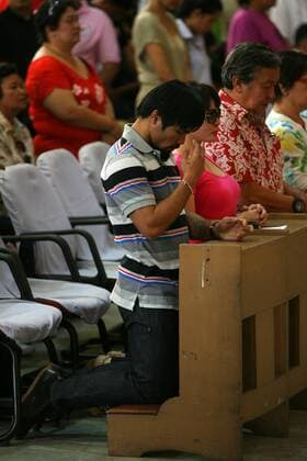 Manny Pacquiao(1st L, front) of Philippines prays during a Mass in Manila, Philippines, Nov. 21, 2011.Pacquiao arrived in Manila after winning his fight for the WBO Welter Weight Title.  o00 privat