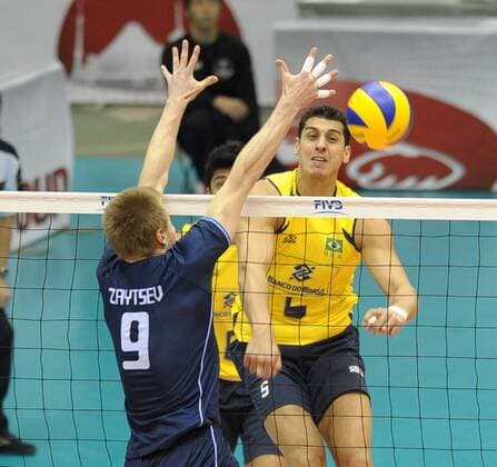 (111122) -- KAGOSHIMA, Nov. 22, 2011 (Xinhua) -- Sidnei dos Santos Jr. (1st R) of Brazil spikes the ball during the match against Italy at the World Cup men s volleyball tournament in Kagoshima, Japan, Nov. 22, 2011. Italy won 3-2. (Xinhua Kenichiro Seki) (jyc) JAPAN-KAGOSHIMA-VOLLEYBALL-WORLD CUP-ITALY VS BRAZIL 