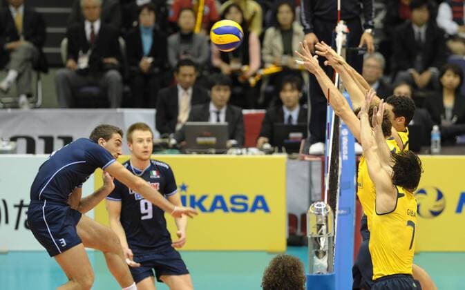 (111122) -- KAGOSHIMA, Nov. 22, 2011 (Xinhua) -- Simone Parodi (1st L) of Italy spikes the ball during the match against Brazil at the World Cup men s volleyball tournament in Kagoshima, Japan, Nov. 22, 2011. Italy won 3-2. (Xinhua Kenichiro Seki) (jyc) JAPAN-KAGOSHIMA-VOLLEYBALL-WORLD CUP-ITALY VS BRAZIL 