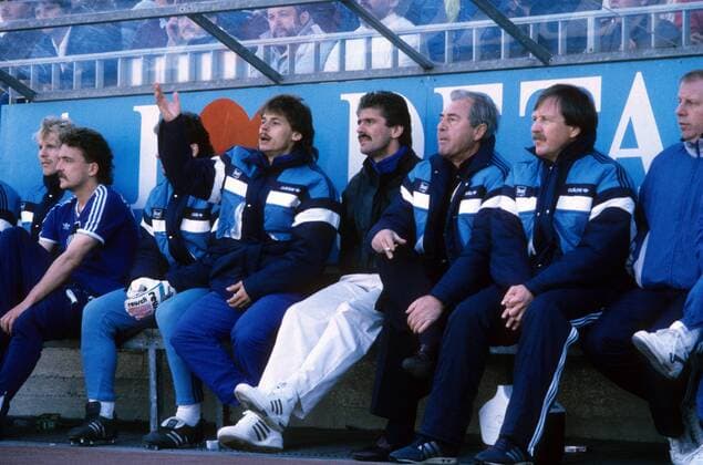 Olaf Thon (4.v.li.), Wilfried Hannes (5.v.li.) und Günter Siebert (3.v.re. alle FC Schalke 04) Aufnahmedatum geschätzt