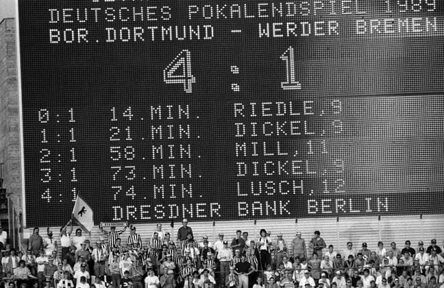 Fußball, DFB-Pokalfinale 1988 1989, Borussia Dortmund - SV Werder Bremen Borussia Dortmund - SV Werder Bremen 4:1 - Anzeigetafel präsentiert das Endresultat sowie die Torschützen des Pokalendspiels im Berliner Olympiastadion