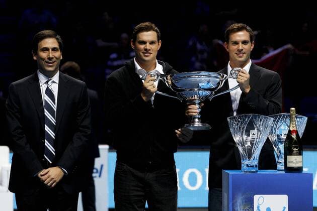 LONDON, Nov. 24, 2011 -- Bob Bryan of the United States (C) and his brother Mike Bryan (R) of the United States hold up the ATP Tennis Herren World Tour No. 1 Doubles Team trophy at the court of the ATP Tennis Herren World Tour Finals tennis tournament in London, Britain, Nov. 24, 2011. 