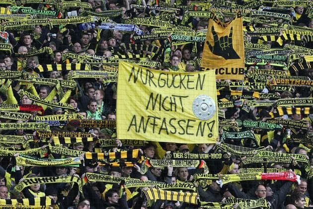 Fußball 1. Bundesliga 14. Spieltag Borussia Dortmund - Schalke 04 am 26.11.2011 im SIGNAL IDUNA Park in Dortmund Banner Nur gucken - nicht anfassen im Fanblock von Dortmund - Dortmunder Fans verspotten die Schalker