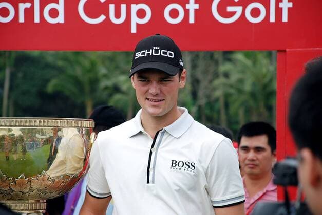 GOLF - Omega Mission Hills World Cup HAIKOU,CHINA,27.NOV.11 - DIVERS, GOLF - Omega Mission Hills World Cup, Siegerehrung. Bild zeigt Martin Kaymer (GER). Keywords: Trophäe. 