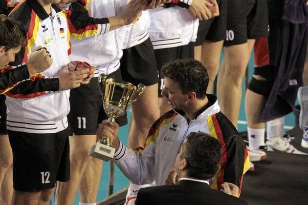 VOLLEYBALL : Olympia Quali 2012 - 27 11 2011 - FINALE Deutschland - Belgien. Jubel Deutschland - 27.11.11 PaulineManet Panoramic  o0 vorqualifikation Pokal Trophäe Objekte