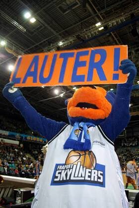 Beko BBL Basketball Bundesliga Fraport Skyliners - Fraport Arena Frankfurt: Maskottchen der Skyliners mit Schild Lauter o0 Objekte Plakat Fanplakat Transparent Schriftzug