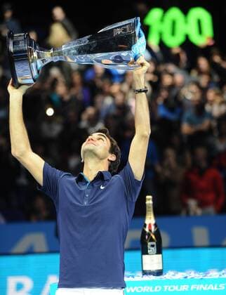 Tennis - ATP World Tour Finals 2011 - Mens Final - Roger Federer (SUI) lifts the trophy  o0 Sieg Weltmeister Siegerehrung Pokal Trophäe Objekte