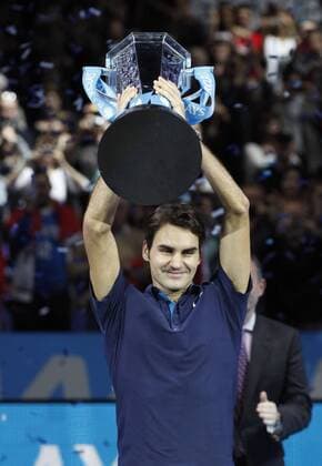ATP World Tour Finals 2010 in der O2 Arena in London, HerrenTennis Turnier, WM, Weltmeisterschaft, Finale, Siegerehrung,Präsentation, Sieger Roger Federer (SUI) mit dem Pokal,Halbkörper,Hochformat, o0 Pokal, Trophäe Objekte Sieg, Sieger Weltmeister