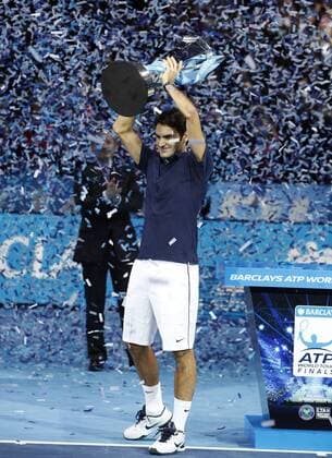 ATP World Tour Finals 2010 in der O2 Arena in London, HerrenTennis Turnier, WM, Weltmeisterschaft, Finale, Siegerehrung,Präsentation, Sieger Roger Federer (SUI) mit dem Pokal im Konfettiregen, Ganzkörper,Hochformat, o0 Pokal, Trophäe Objekte Sieg, Sieger Weltmeister
