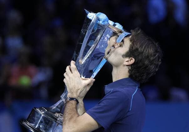 ATP World Tour Finals 2010 in der O2 Arena in London, HerrenTennis Turnier, WM, Weltmeisterschaft, Finale, Siegerehrung,Präsentation, Sieger Roger Federer (SUI) küsst den Pokal,Halbkörper,Querformat, o0 Pokal, Trophäe Objekte Sieg, Sieger Weltmeister