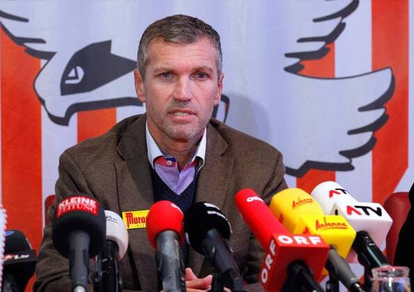 FUSSBALL - BL, Kapfenberg, PK KAPFENBERG,AUSTRIA,29.NOV.11 - FUSSBALL - tipp3 Bundesliga powered by T-Mobile, KSV 1919, Präsentation des neuen Trainers, Pressekonferenz. Bild zeigt Trainer Thomas von Heesen (Kapfenberg). 