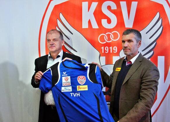 FUSSBALL - BL, Kapfenberg, PK KAPFENBERG,AUSTRIA,29.NOV.11 - FUSSBALL - tipp3 Bundesliga powered by T-Mobile, KSV 1919, Präsentation des neuen Trainers, Pressekonferenz. Bild zeigt Praesident Erwin Fuchs und Trainer Thomas von Heesen (Kapfenberg). 