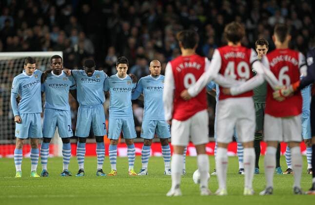 Arsenals and Manchester Citys players pay their respects for Gary Speed Carling Cup quarter final FC Arsenal London vs Manchester City 29th November, 2011 EDITORIAL USE ONLY. No use with unauthorised audio, video, data, fixture lists, club league logos or live services. Online in-match use limited to 120 images, no video emulation. No use in betting, games or single club league player publications. o0 Carling Cup Ligapokal Gedenkminute