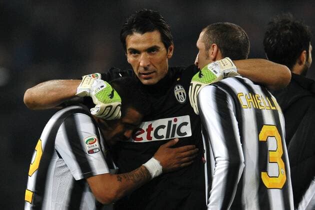 Esultanza Gianluigi BUFFON (C) con Arturo VIDAL e Giorgio CHIELLINI Juventus a fine partita Napoli 29 11 2011 Stadio San Paolo Football Calcio Serie A 2011 2012 - SSC Neapel vs. Juventus Turin - andreaxstaccioli