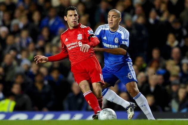 29.11.2011. Stamford Bridge, London, England. Liverpool Midfielder Maxi Rodriguez (ARG) and Chelsea Midfielder Oriol Romeu (ESP) in action during the first half of the Carling Cup Quarter-Final football match between Chelsea FC and Liverpool FC at Stamford Bridge. xRoganxThomsonx  ActionPlus11224141 Content restricted for UK based newspaper