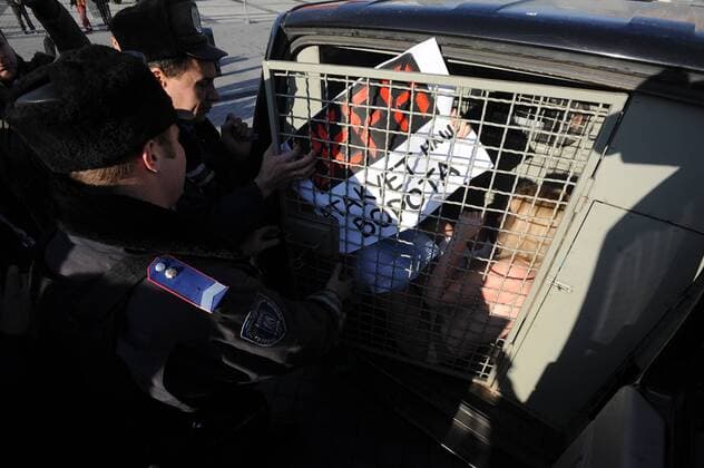 Protest der ukrainischen Frauengruppe FEMEN gegen die geplanten staatlichen Verhaltensvorschriften während der Fussball-Europameisterschaft 2012, Teilnehmerinnen werden von Polizisten in einen Gefangenentransporter gesperrt, am 02.12.2011 in Kiew Ukraine