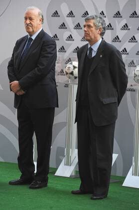 Vicente DEL BOSQUE l. (ESP Nationaltrainer) mit Angel Maria VILLAR LLONA (Präsident des spanischen Fussballverband RFEF), Präsentation des offizielle Adidas Spielball Tango 12 für die Fussball EM 2012 in Polen Ukraine am 02.12.2011 in Kiew Ukraine