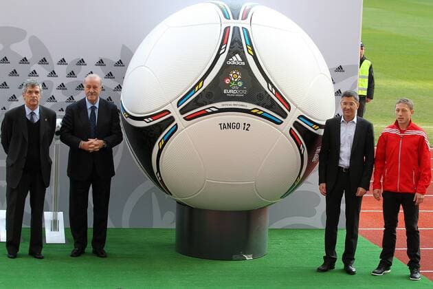 Präsentation des offiziellen EM Spielballs Adidas Tango 12 in Kiew EURO 2012 Polen Ukraine v.li. RFEF Präsident ANGEL MARIA VILLAR (Spanien), Nationaltrainer VICENTE DEL BOSQUE (ESP), Herbert Hainer (Vorstandsvorsitzender adidas AG) und RAFAL MURAWSKI (Polen)  20111202CSLG0103