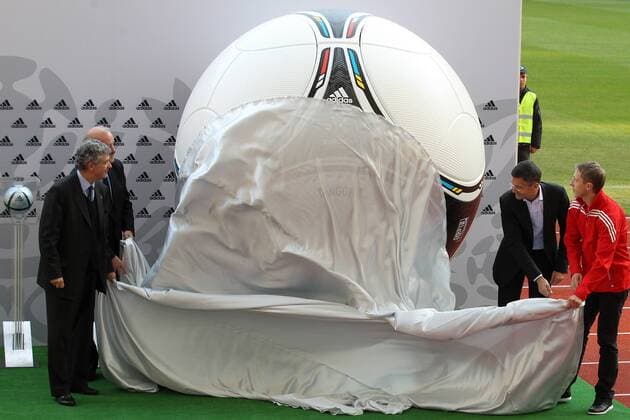 Präsentation des offiziellen EM Spielballs Adidas Tango 12 in Kiew EURO 2012 Polen Ukraine v.li. RFEF Präsident ANGEL MARIA VILLAR (Spanien), Nationaltrainer VICENTE DEL BOSQUE (ESP), Herbert Hainer (Vorstandsvorsitzender adidas AG) und RAFAL MURAWSKI (Polen)  20111202CSLG0101
