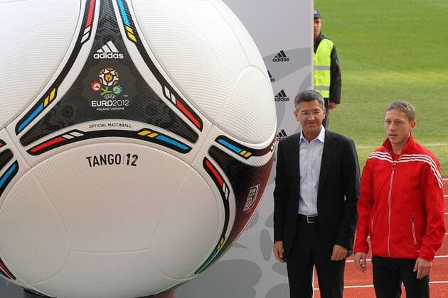 Präsentation des offiziellen EM Spielballs Adidas Tango 12 in Kiew EURO 2012 Polen Ukraine v.li. Herbert Hainer (Vorstandsvorsitzender adidas AG) und RAFAL MURAWSKI (Polen)  20111202CSLG0102