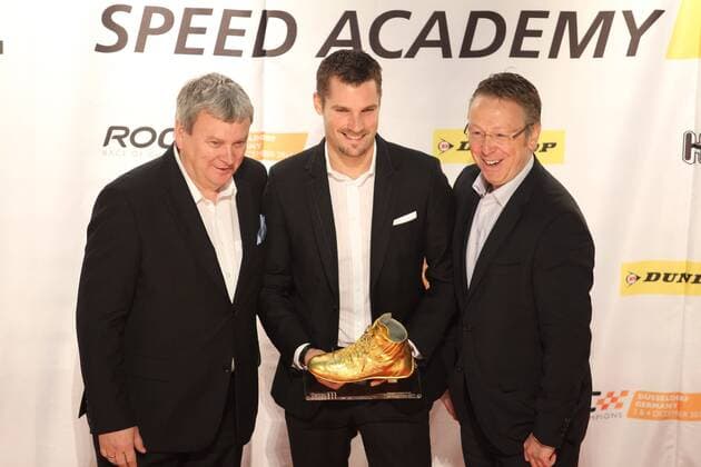 Goldener Rennfahrerschuh an Martin TOMCZYK (2011 DTM Champion) 02.12.2011, Auto Bild Motorsport Award 2012 und ROC Talk